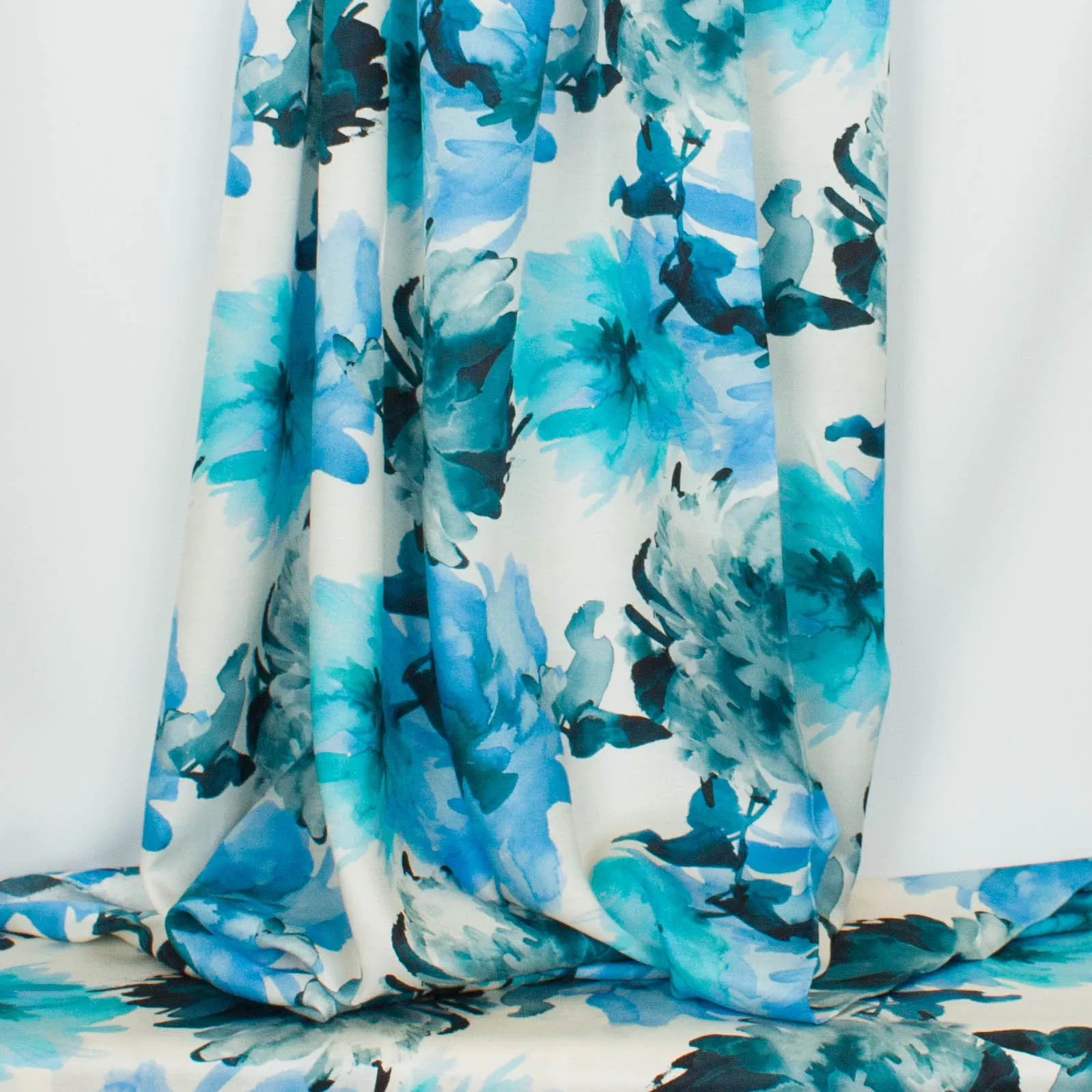 Italiaanse zijde satijn wit met blauwe bloemen aquarel - Alta Moda